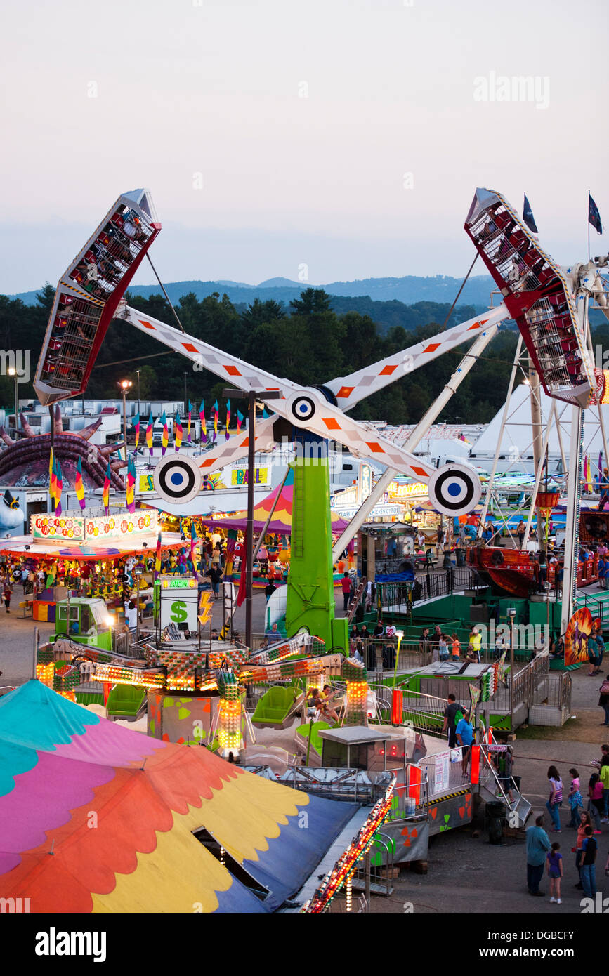 A Carnival ride en action à la foire de l'état de la montagne à Asheville, en Caroline du Nord Banque D'Images