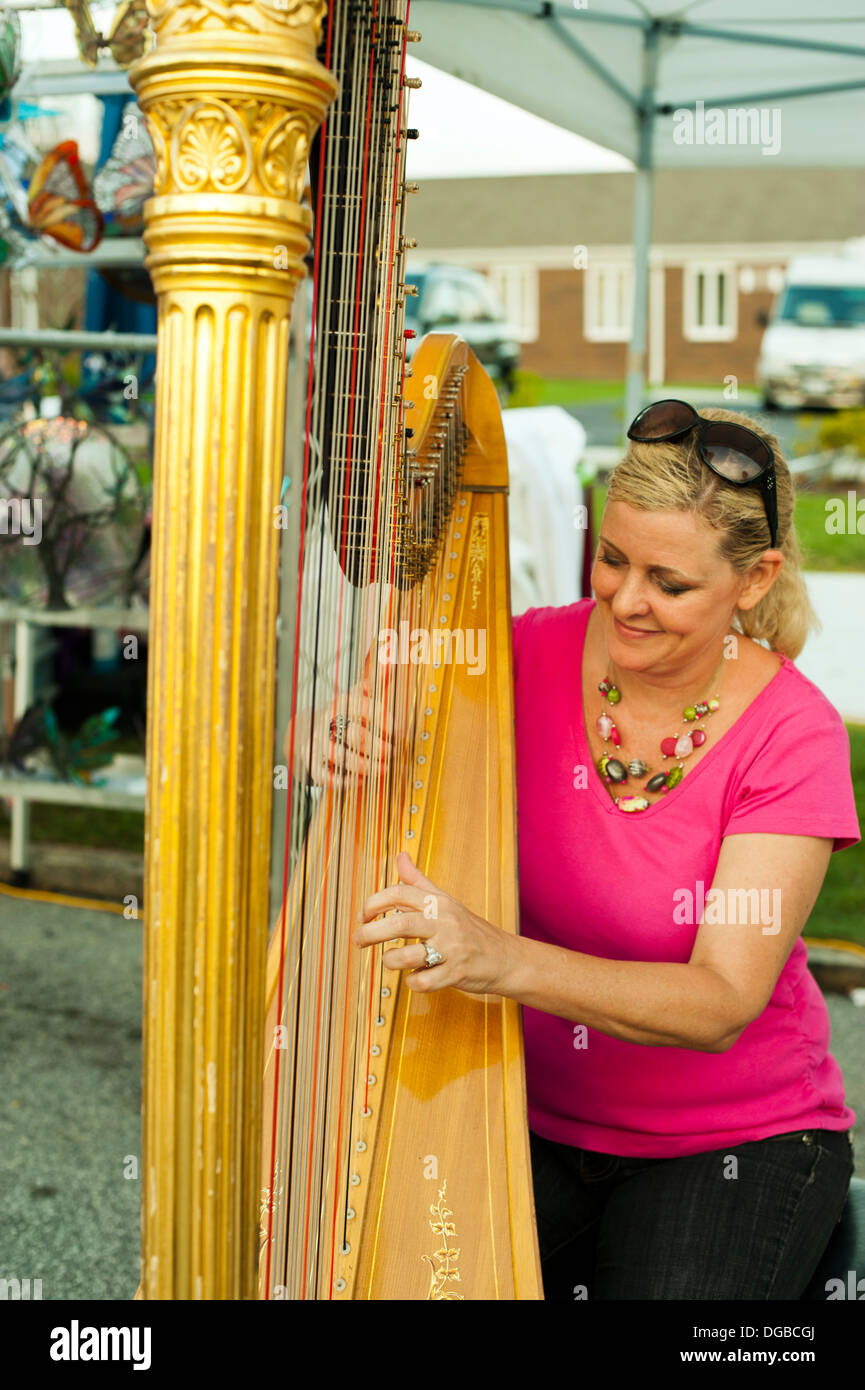 Femme contemporaine jouant de la harpe Banque D'Images