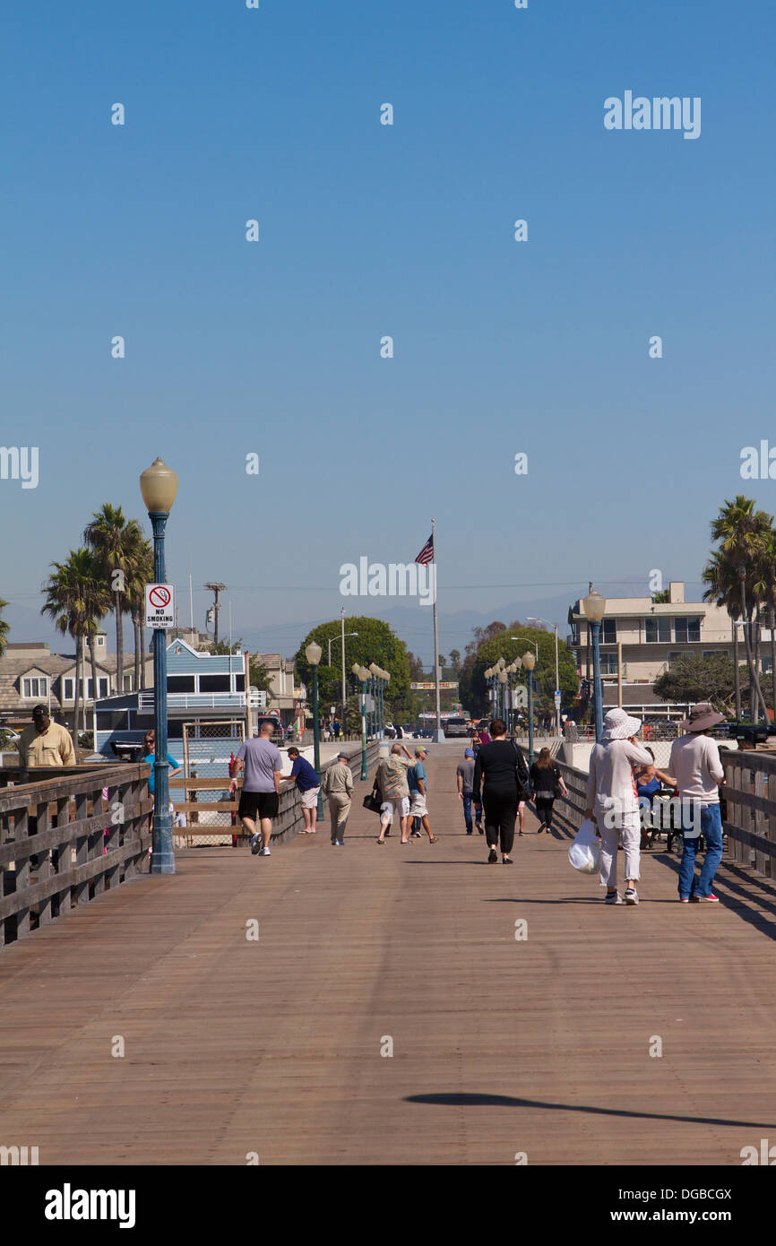 À l'arrière le long de la jetée en bois construit en 1906 vers la ville de Seal Beach en Californie Banque D'Images