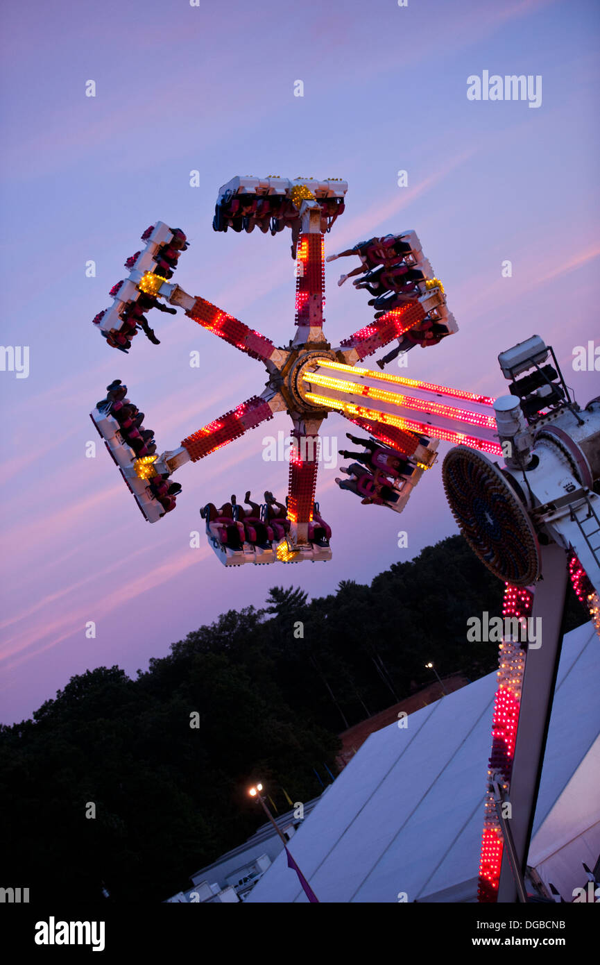 A Carnival ride en action à la foire de l'état de la montagne à Asheville, en Caroline du Nord Banque D'Images
