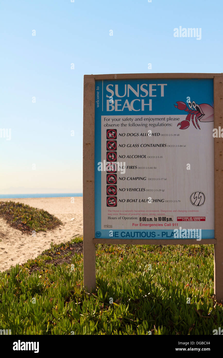 Liste des règlements de la ville affiché sur un panneau à l'entrée de Sunset Beach California USA Banque D'Images