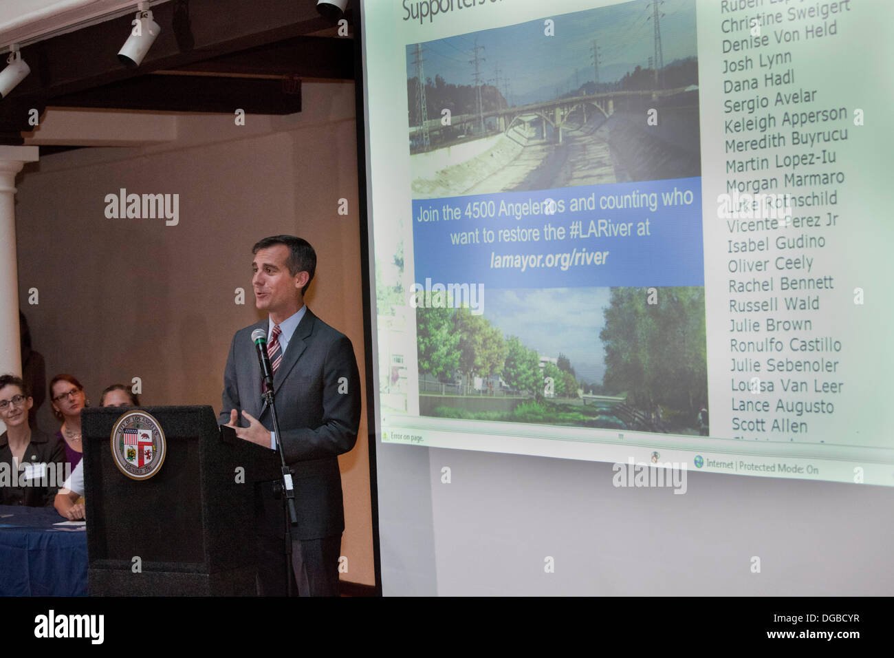 LA, CA, USA . 17 Oct, 2013. Los Angeles Mayor Eric Garcetti. Le US Army Corps of Engineers a effectué une présentation publique et de l'audition de la Los Angeles River Ecosystem Restoration Rapport de faisabilité intégrée le 17 octobre pour discuter de cinq plans proposés pour la restauration de l'écosystème et les loisirs passifs de la Los Angeles River, A.L. River Center & Gardens, California, USA Crédit : Température Images Inc./Alamy Live News Banque D'Images