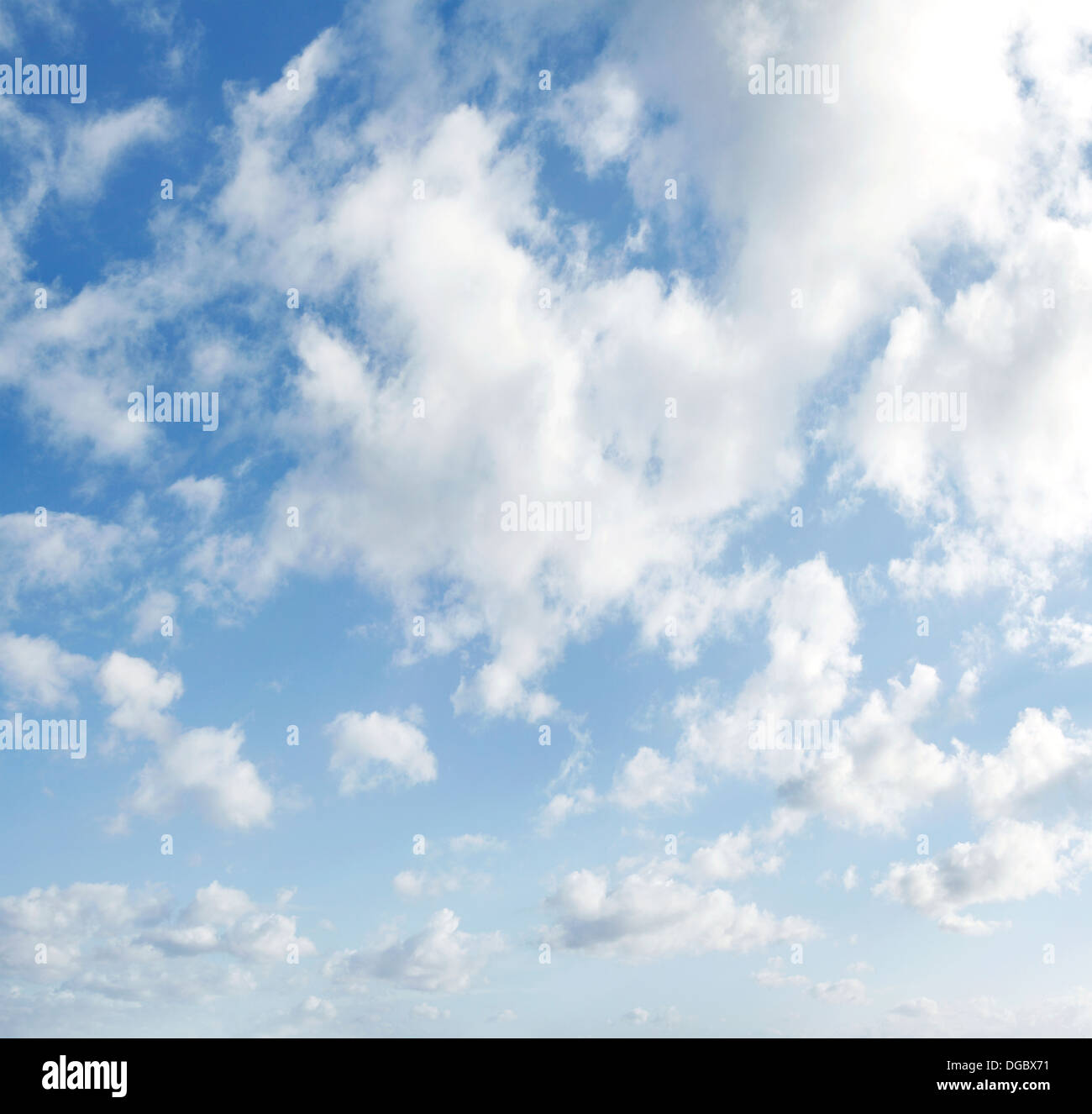 Fluffy clouds in a blue sky Banque D'Images