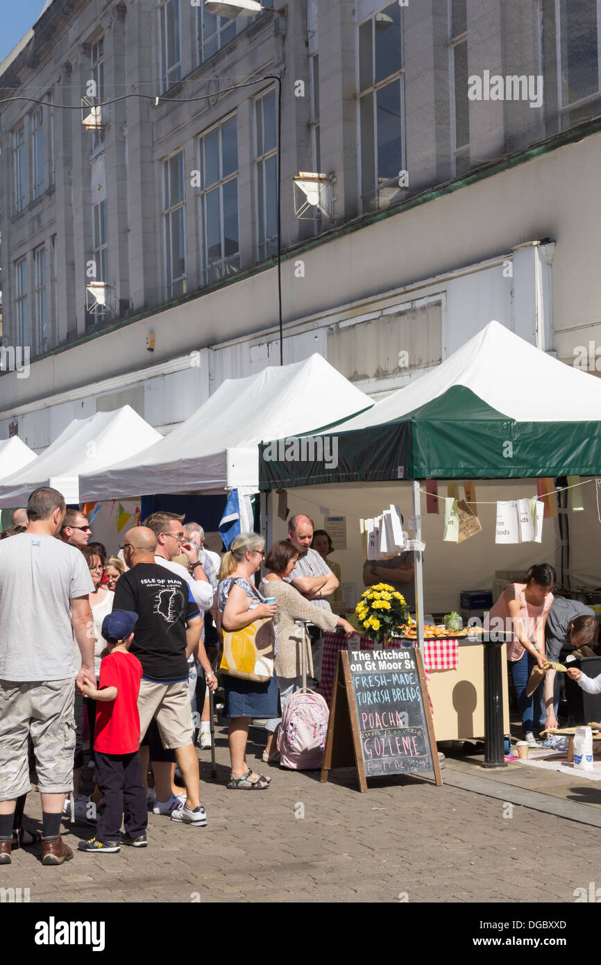 Les visiteurs de Market Street foule round 'La cuisine sur Grand Moor Street' décroche à la Bolton Food Festival 2013. Banque D'Images
