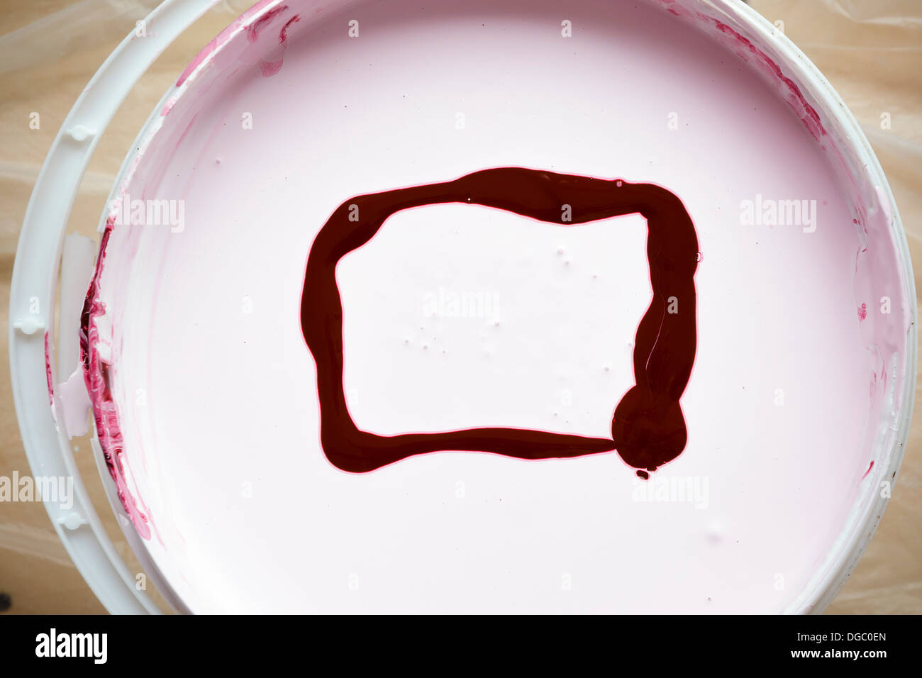 Seau avec peinture blanche avec châssis de couleur rouge Banque D'Images