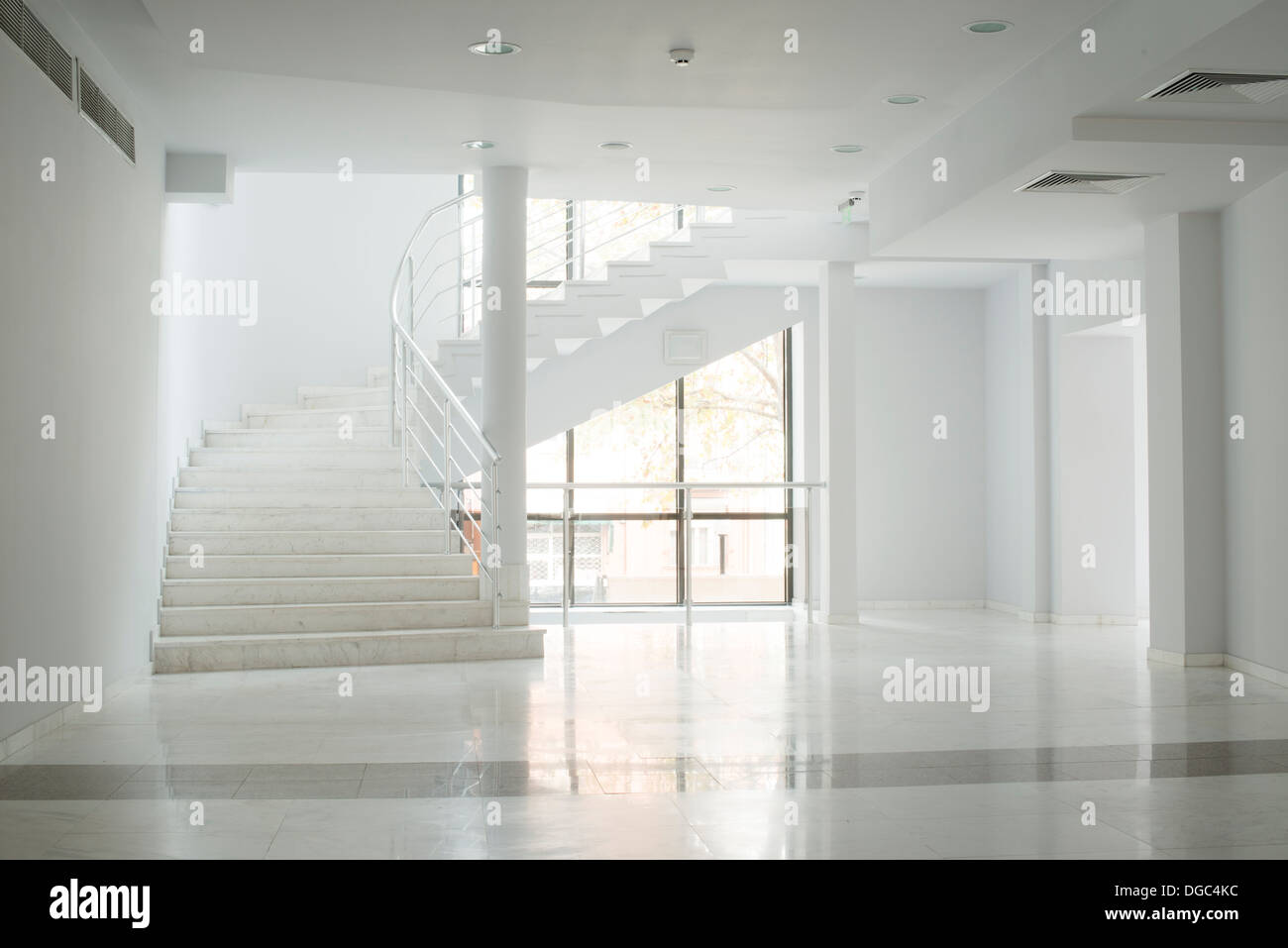 Intérieur d'un bâtiment avec des murs de couleur blanche. Escalier Banque D'Images