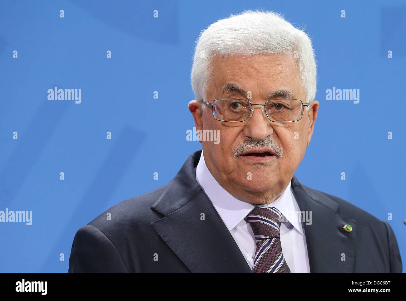 Berlin, Allemagne. 18 Oct, 2013. Le Président palestinien Mahmud Abbas' parle à la Chancellerie fédérale à Berlin, Allemagne, 18 octobre 2013. Photo : WOLFGANG KUMM/dpa/Alamy Live News Banque D'Images