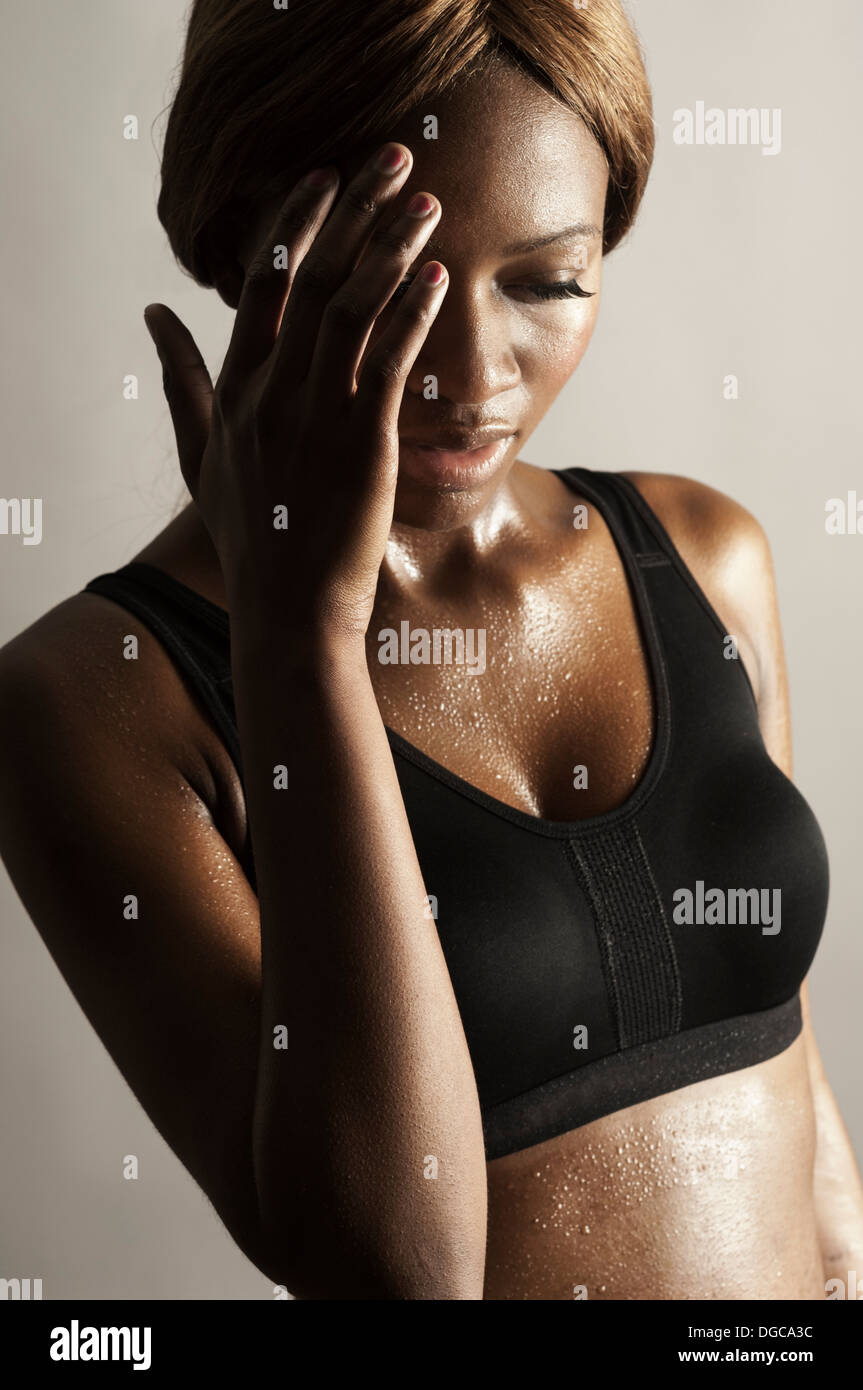 Studio shot of woman with hand on face Banque D'Images