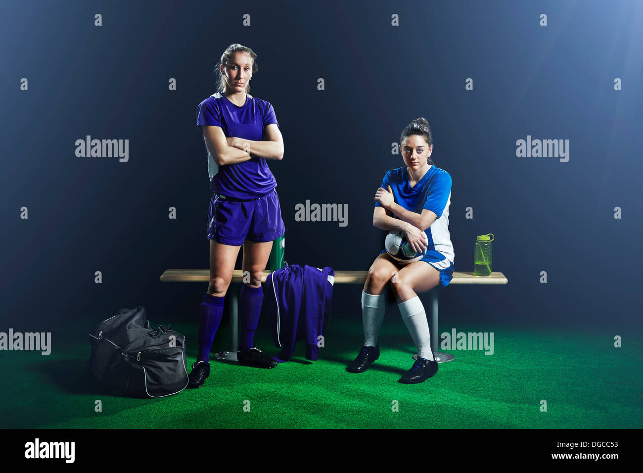 Portrait de deux joueuses de soccer sur établi Banque D'Images