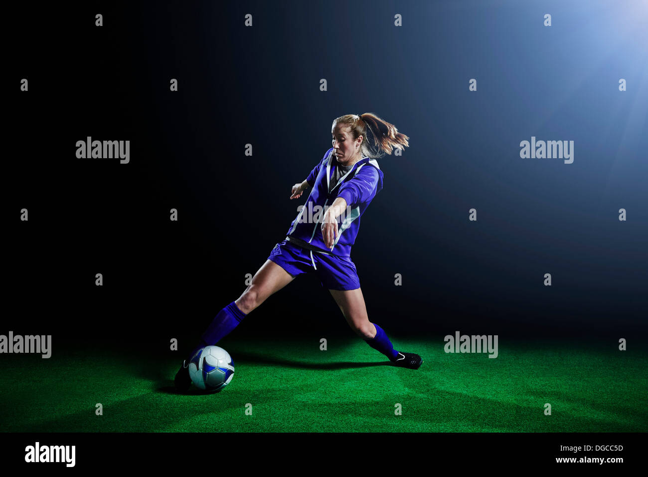 Jeune joueur de soccer féminin balle dribble Banque D'Images