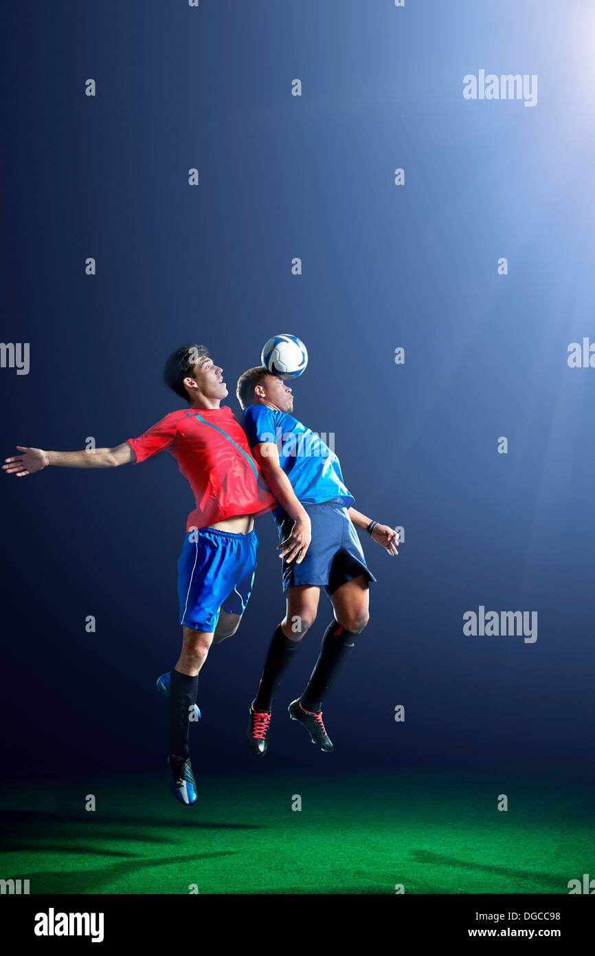 Les joueurs de soccer masculin rubrique ball Banque D'Images