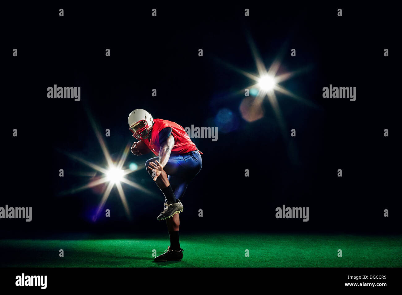 American football player throwing ball Banque D'Images