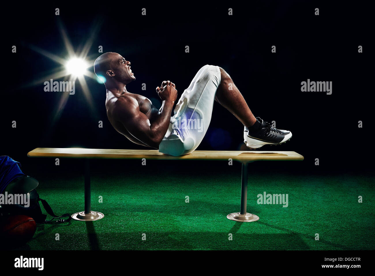 Portrait de joueur de football américain faisant asseoir ups Banque D'Images