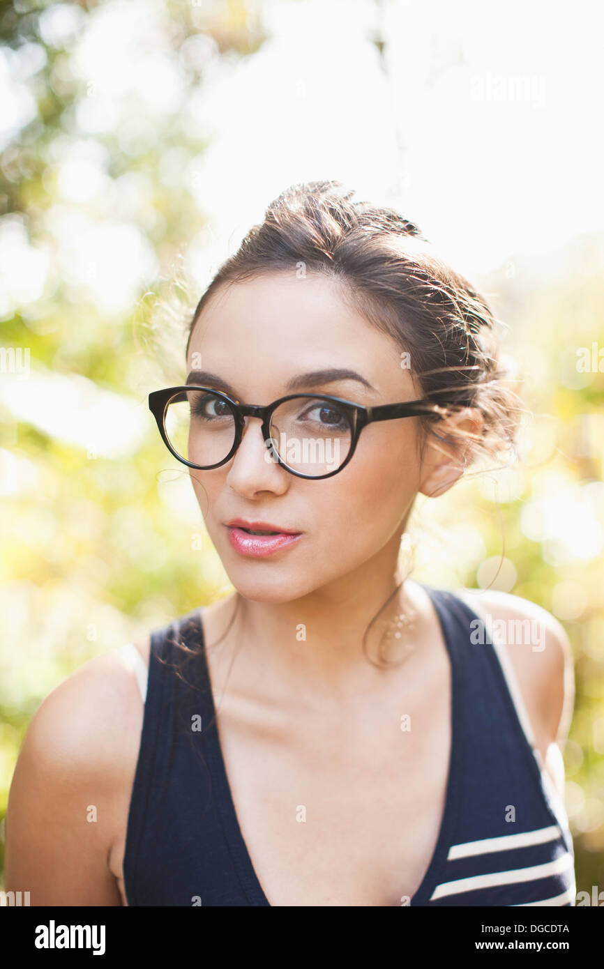 Jeune femme portant des lunettes, portrait Banque D'Images