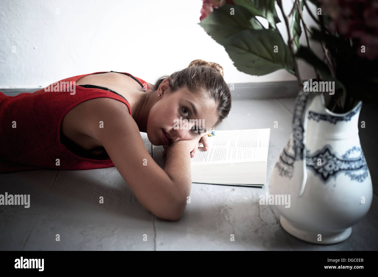 Jeune femme reading book on Banque D'Images