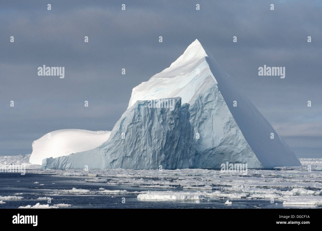 Iceberg dans la banquise dans l'océan du sud, 180 miles au nord de l'Antarctique, l'Antarctique Banque D'Images
