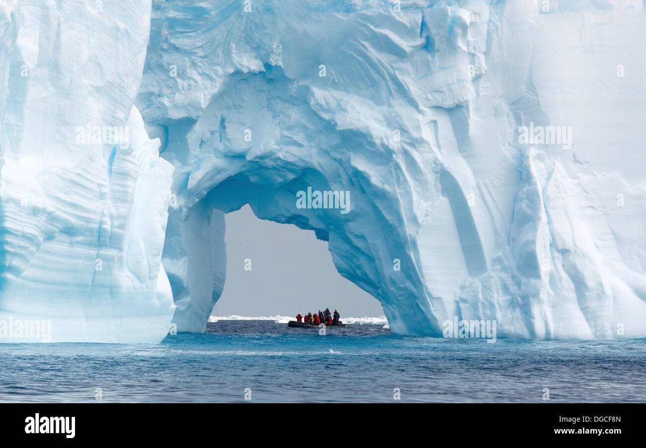 Voile et d'iceberg, banquise dans l'océan du Sud, 180 miles au nord de l'Antarctique, l'Antarctique Banque D'Images