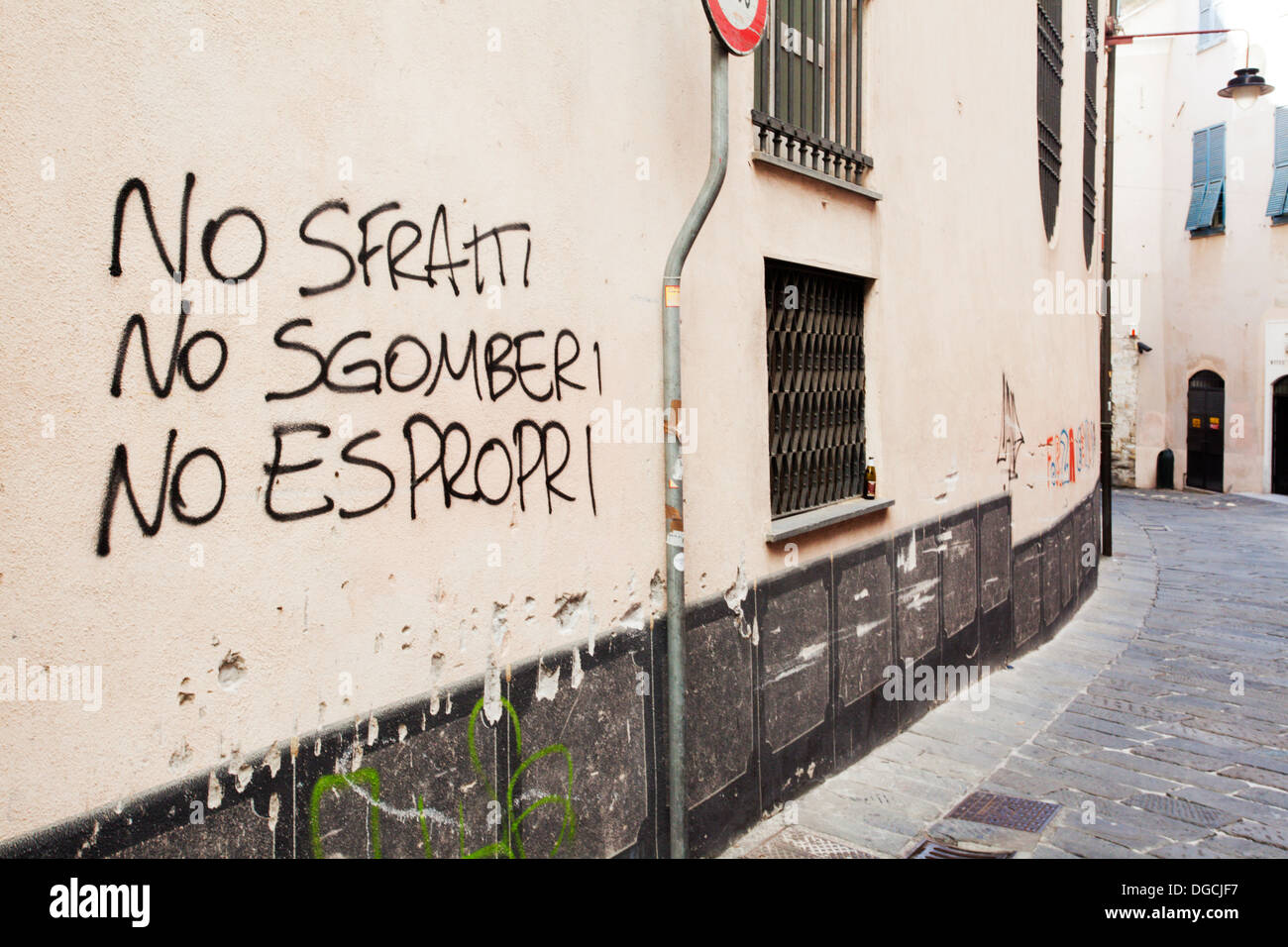 Dans un graffiti de protestation Vieille Ville Ruelle Gênes Ligurie Italie Banque D'Images