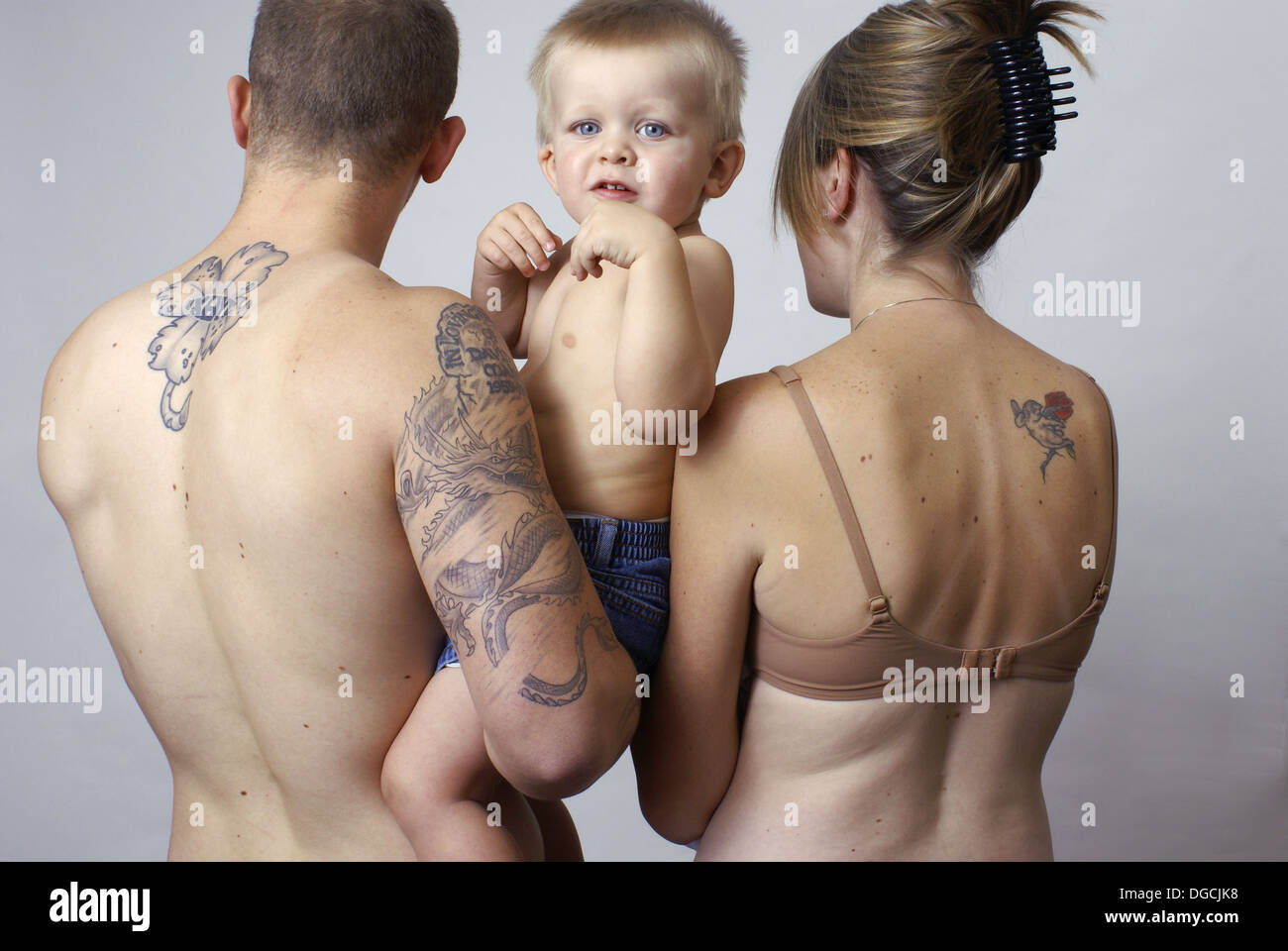 Tatouages Sur Maman Et Papa Mais Pas Sur Les Jeunes Garcon Photo Stock Alamy Tatouages Sur Maman Et Papa Mais Pas Sur Les Jeunes Garcon Photo Stock Alamy