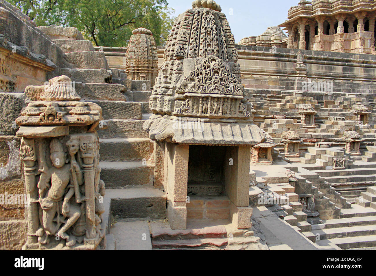 Petite pierre temple sculpté sur le réservoir d'eau, également connu comme suryakunda. Le Temple du Soleil, Modhera, Gujarat, Inde. Banque D'Images