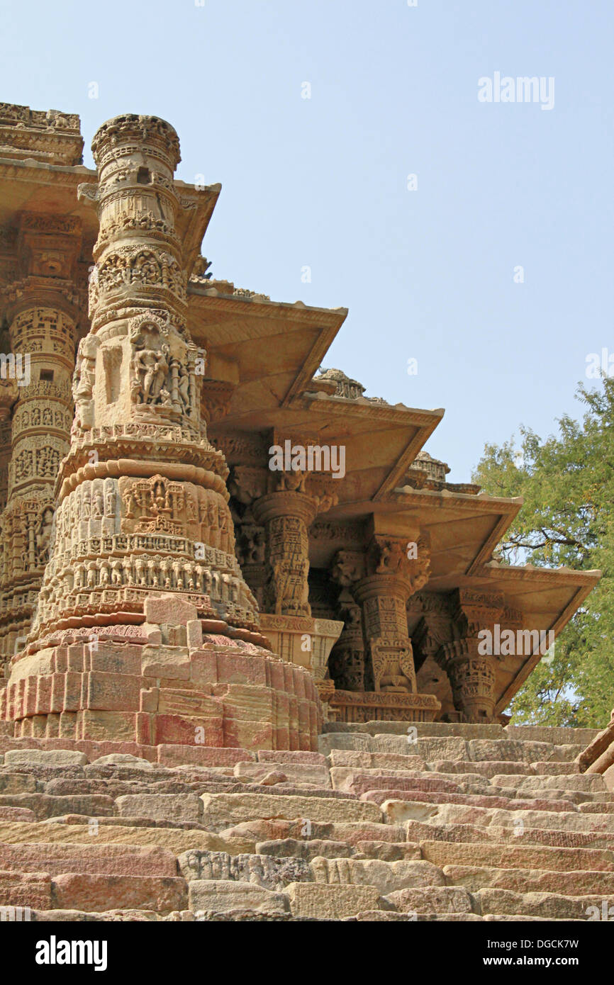 Un pilier Sculpté en pierre , et lotus petal dome, Surya mandir. Le Temple du Soleil, Modhera, Gujarat, Inde. Banque D'Images