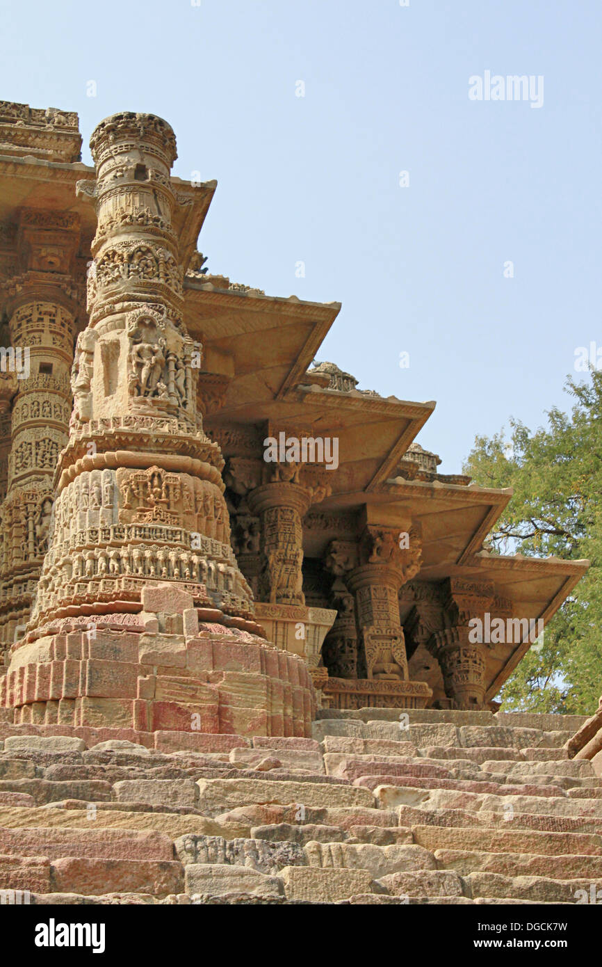 un-pilier-sculpt-en-pierre-et-lotus-petal-dome-surya-mandir-le