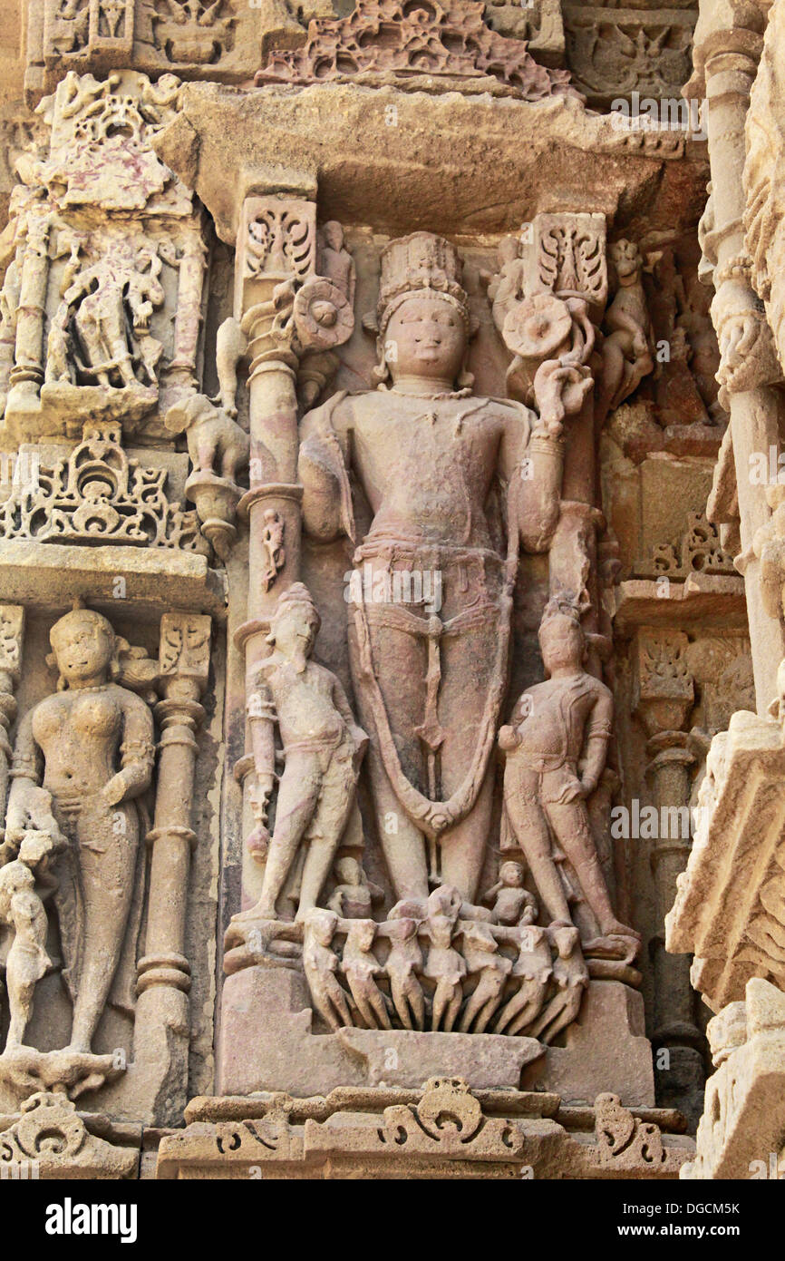 Dieu Soleil avec son cheval char, l'un des douze niches . il Soleil, Temple Modhera, Gujarat, Inde. Banque D'Images