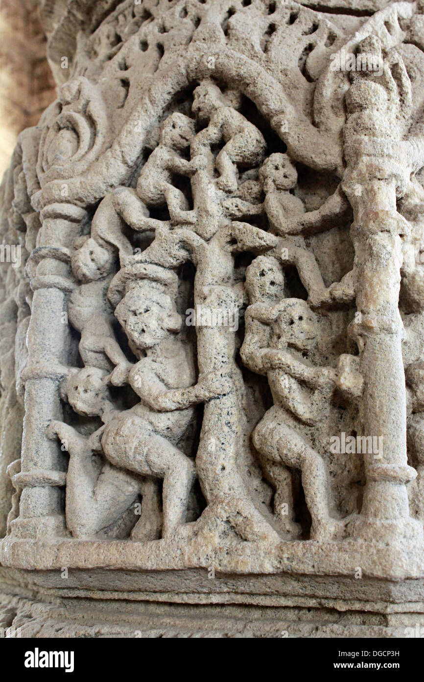 Le singe aider Rama, un épisode du Ramayana, dans l'intérieur du pilier de sabha mandap. Temple du Soleil, Modhera, Gujarat, Inde Banque D'Images
