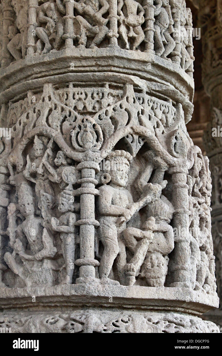 La sculpture sur pierre, Krishna Leela, dans l'intérieur du pilier de sabha mandap, suryamandir. Temple du Soleil, Modhera, Gujarat, Inde. Banque D'Images