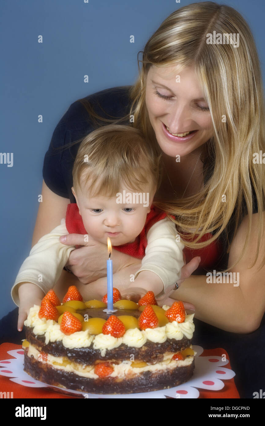 Mere Et Bebe Garcon Avec Premier Gateau D Anniversaire Photo Stock Alamy Mere Et Bebe Garcon Avec Premier Gateau D Anniversaire Photo Stock Alamy