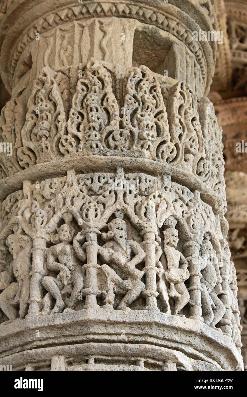 Sculptures sur pierre, Krishna danse, pilier de l'intérieur de sabha mandap, suryamandir. Temple du Soleil, Modhera, Gujarat, Inde. Banque D'Images