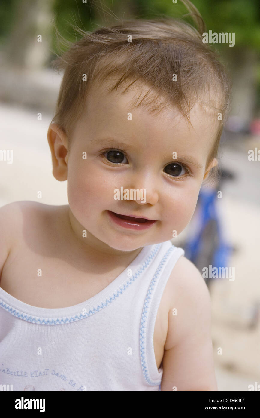 Bebe Fille 14 Mois Appareil Photo En Souriant Photo Stock Alamy