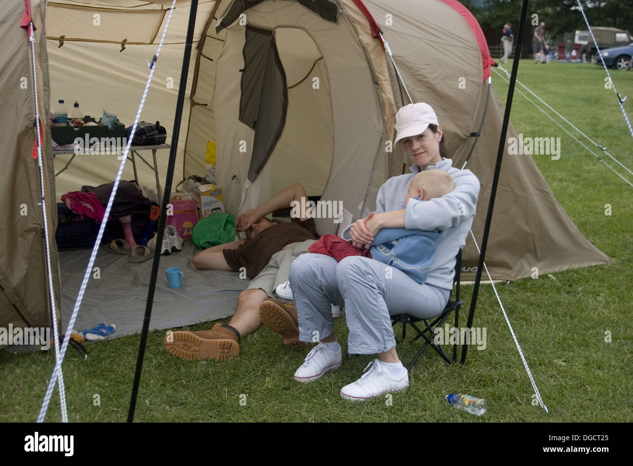 Jeune Couple Avec Un Bebe Sur Un Voyage De Camping Assis A L Interieur De La Tente Photo Stock Alamy