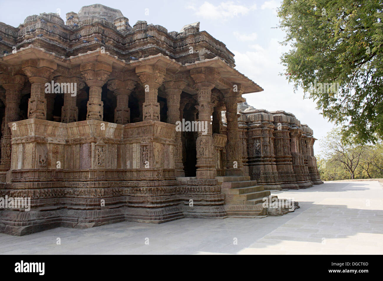 Vue latérale, Sabha Mandap. Temple du Soleil, Modhera, Gujarat, Inde. Banque D'Images