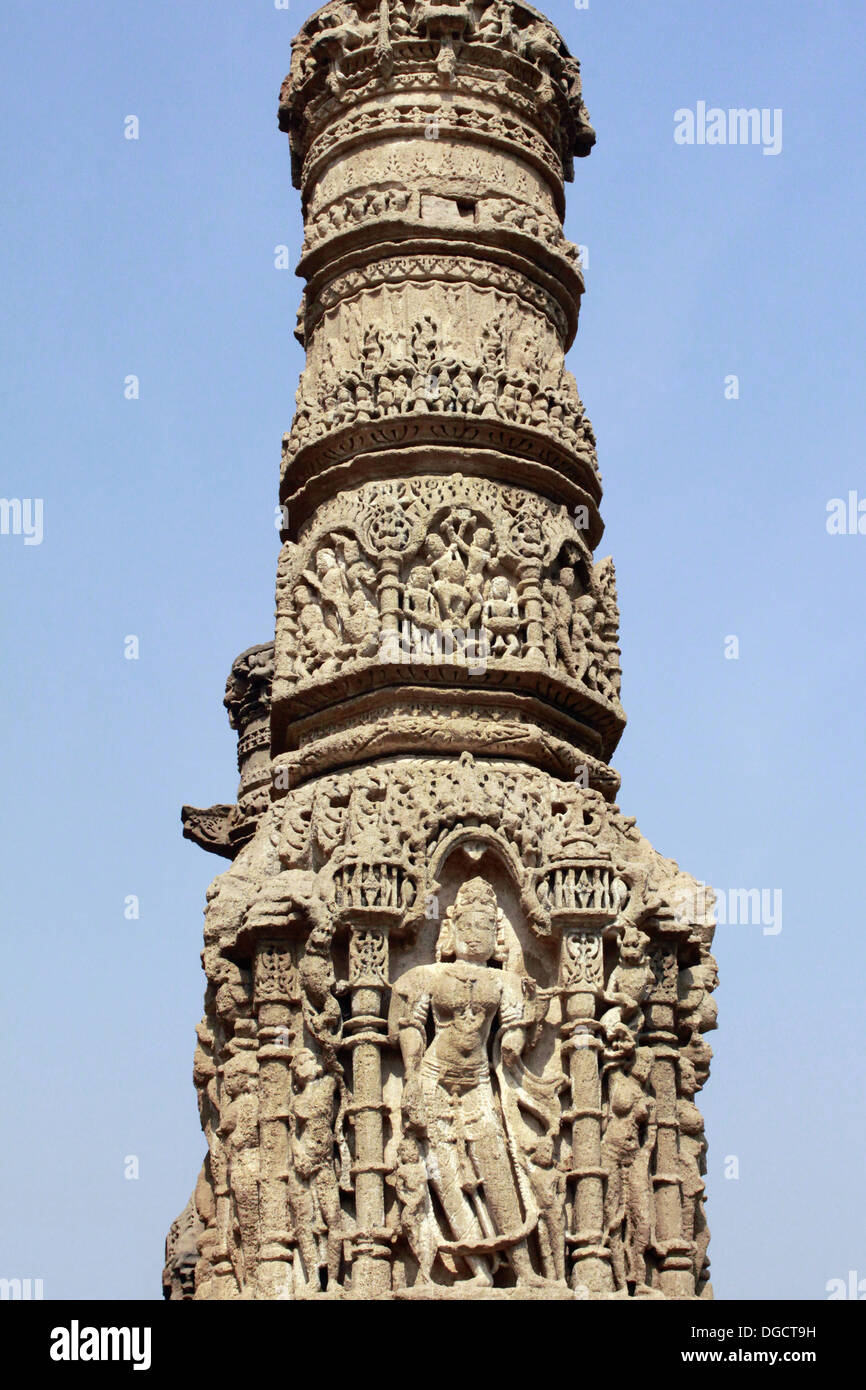Pilier Sculpté en pierre, à l'extérieur. Temple du Soleil, Modhera, Gujarat, Inde. Banque D'Images