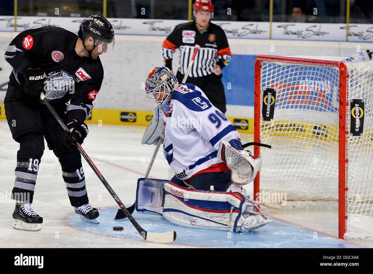 Nuernberg's Jason Jaspers (L) ne parvient pas à marquer un but contre le gardien de but de Mannheim Felix Brueckmann au cours de la Deutsche Eishockey-Liga (DEL) correspondent à Nürnberg Ice Tigers vs Adler Mannheim à l'Arène Versicherung Nuernberger à Nuremberg, Allemagne, 13 octobre 2013. Photo : David Ebener/dpa Banque D'Images