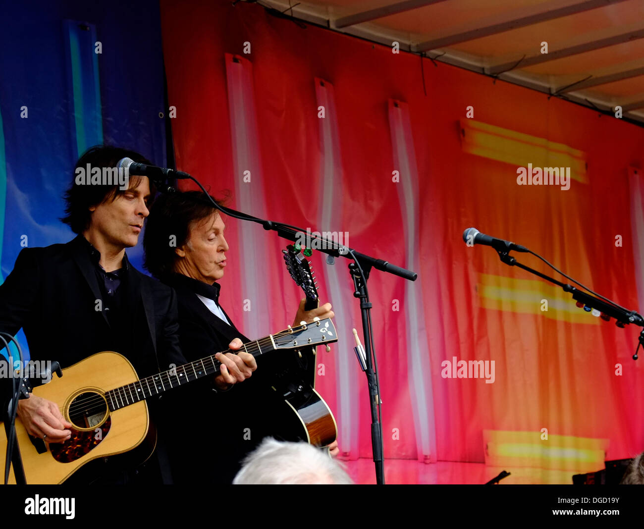 Londres, Royaume-Uni. 18 octobre 2013. Paul McCartney busks à partir d'un camion à Covent Garden en chantant des chansons de son nouvel album "nouvelle" Megawhat Crédit : Rachel/Alamy Live News Banque D'Images