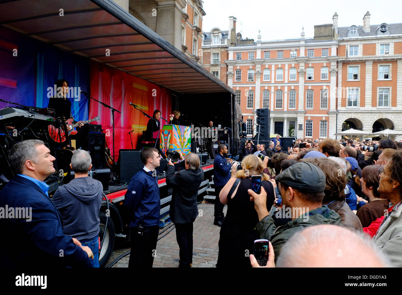 Londres, Royaume-Uni. 18 octobre 2013. Paul McCartney busks à partir d'un camion à Covent Garden en chantant des chansons de son nouvel album "nouvelle" Megawhat Crédit : Rachel/Alamy Live News Banque D'Images