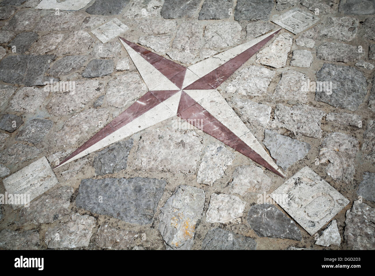 Mosaïque ancienne chaussée de pierre avec motif rose des vents Banque D'Images