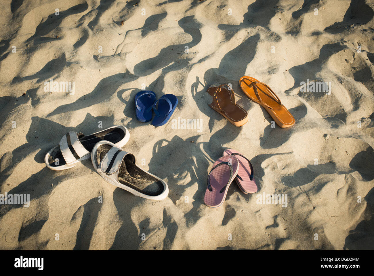 Sandals on sandy beach Banque D'Images