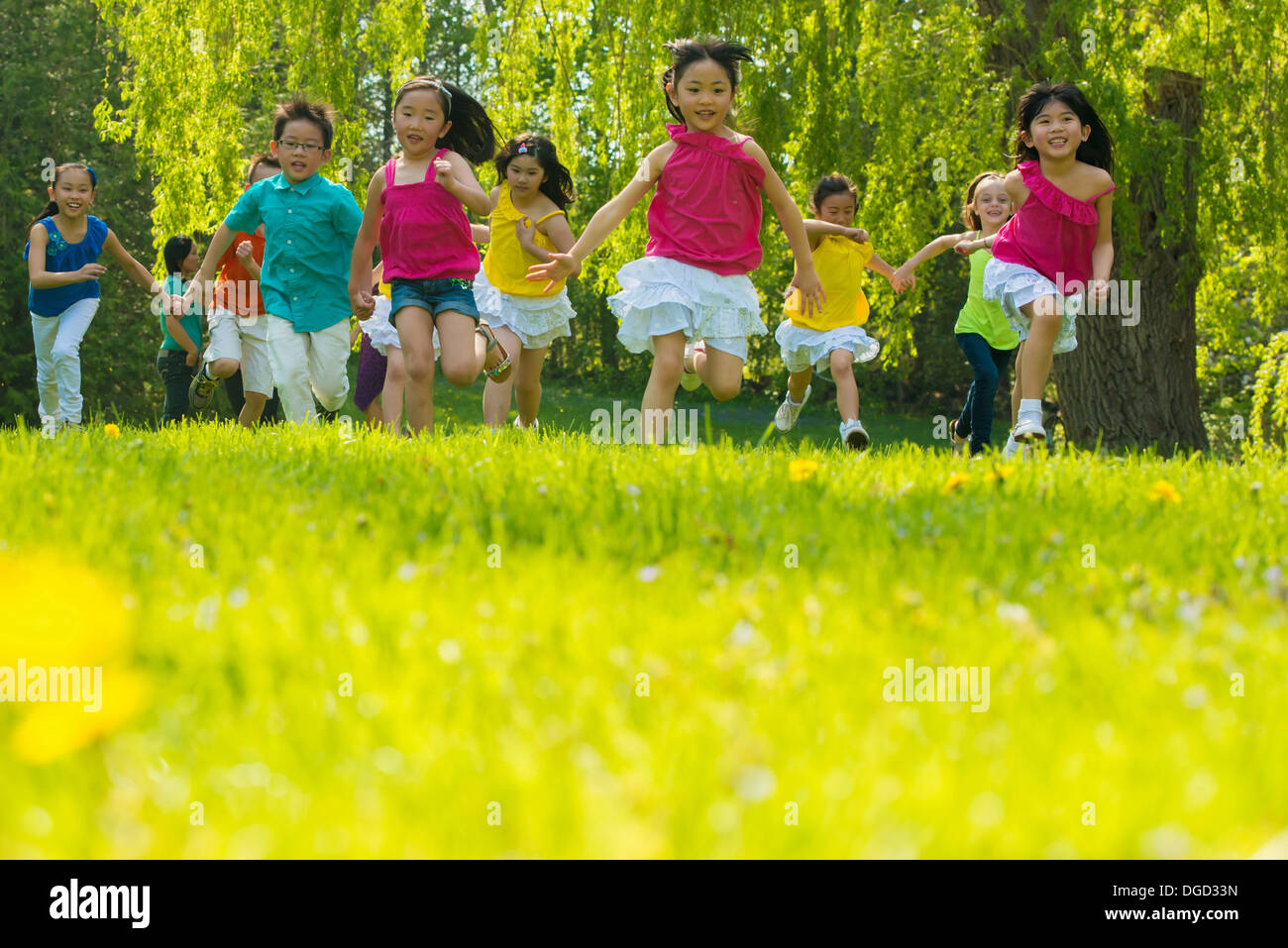 Children running on grass Banque D'Images