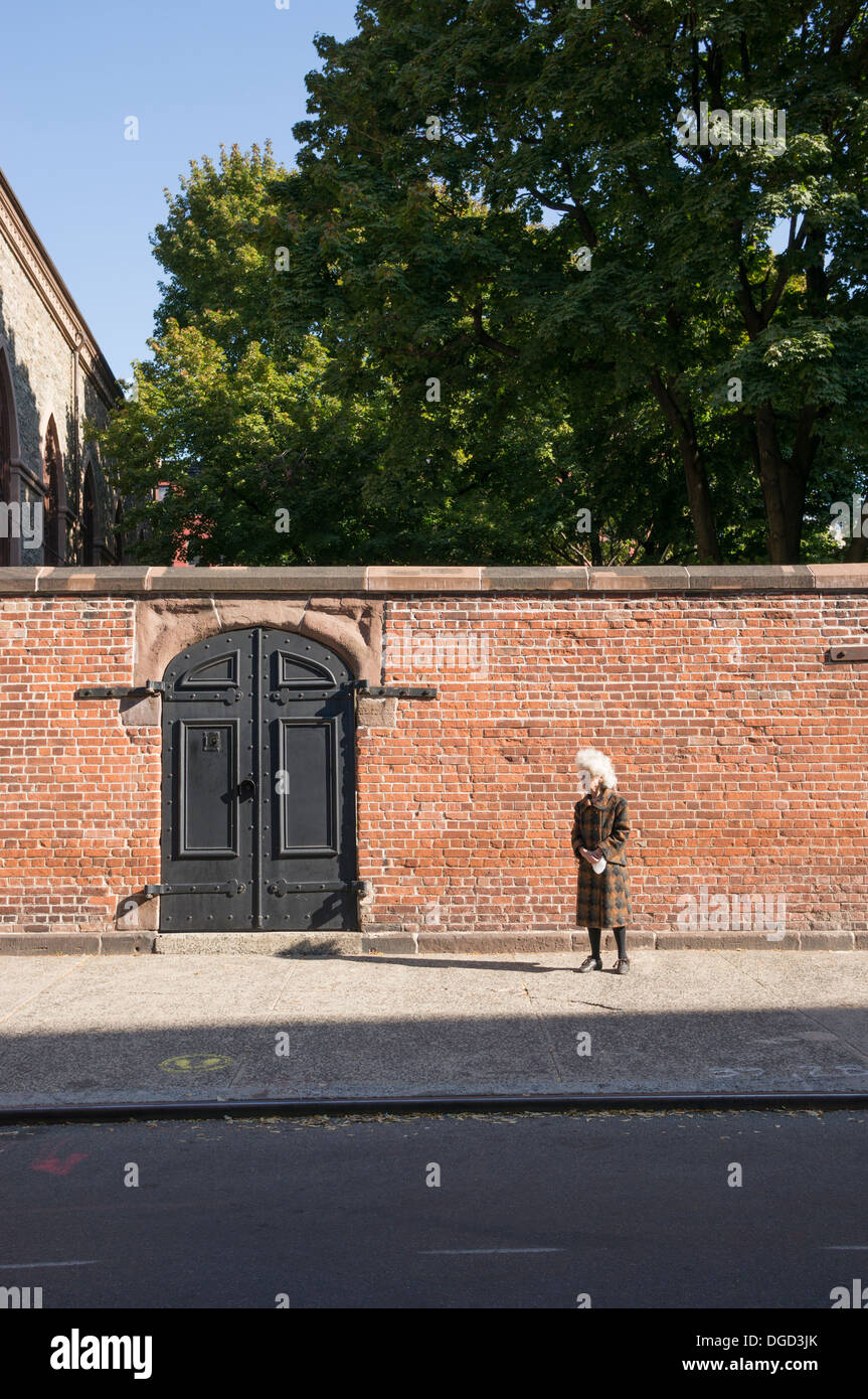 Femme aux cheveux blancs dans Nolita à New York City Banque D'Images
