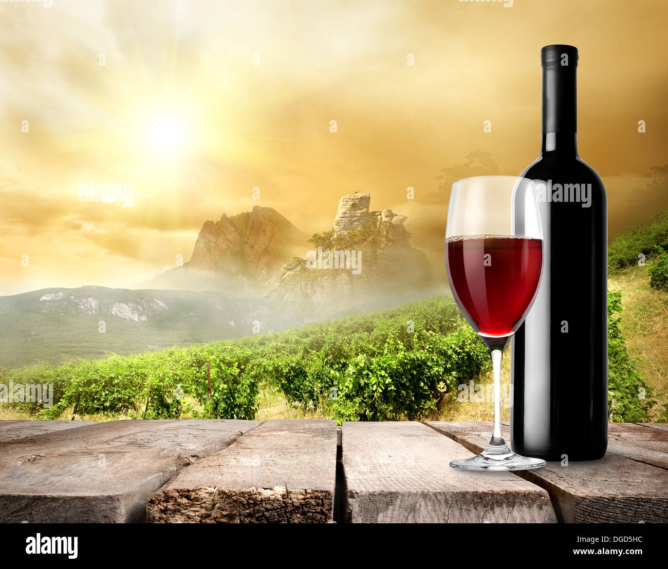 Vin rouge sur la table sur un fond de vigne Banque D'Images