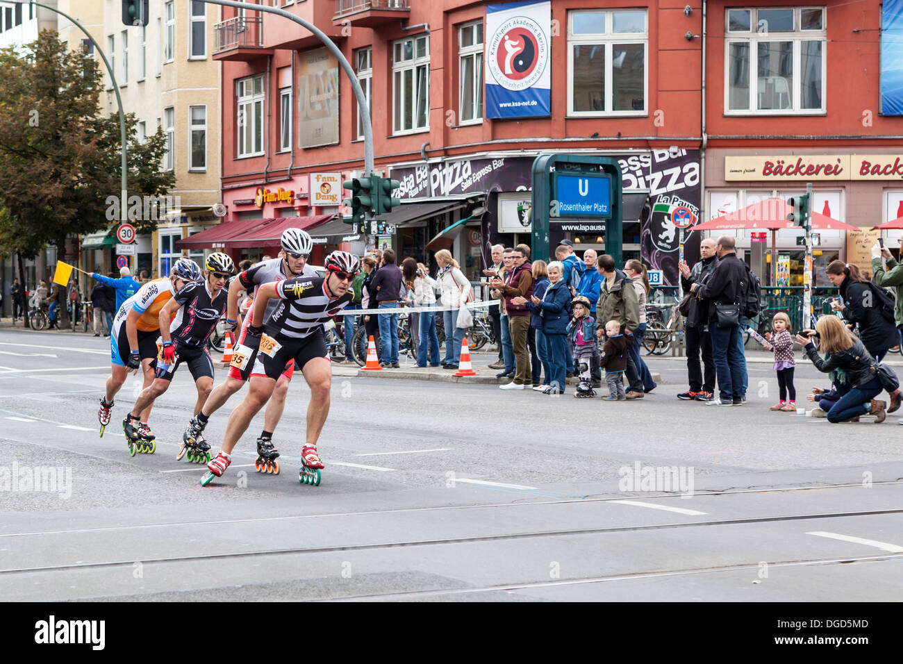 La concurrence sur les patineurs à roues alignées, rollerboarding 40ème Marathon de Berlin, Berlin, Rosenthalerplatz Banque D'Images