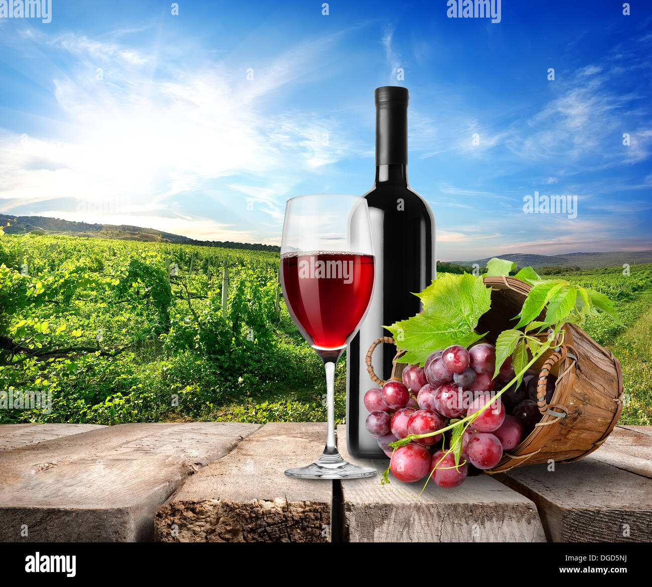 Vin rouge sur la table sur un fond de vigne Banque D'Images