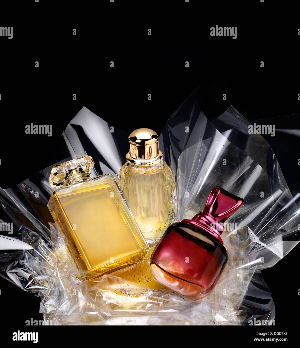 Flacons à parfum générique dans un cadeau sur fond noir Photo Stock - Alamy