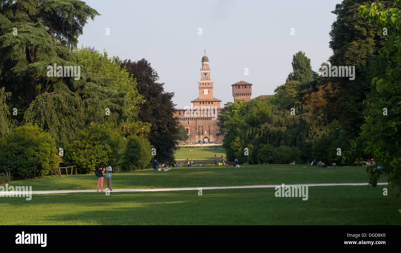 Vue sur le château des Sforza (Castello Sforzesco), du parc Sempione, Milan, Lombardie, Italie Banque D'Images Vue sur le château des Sforza (Castello Sforzesco), du parc Sempione, Milan, Lombardie, Italie Banque D'Images
