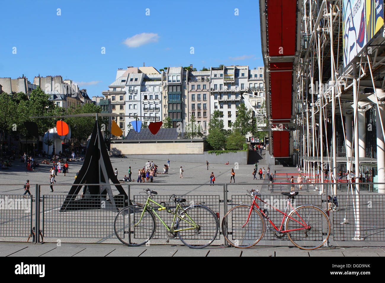 Place Georges-Pompidou à Paris, avec musée Georges Pompidou bâtiment sur la droite et mignon des vélos dans l'avant de la photo. Banque D'Images