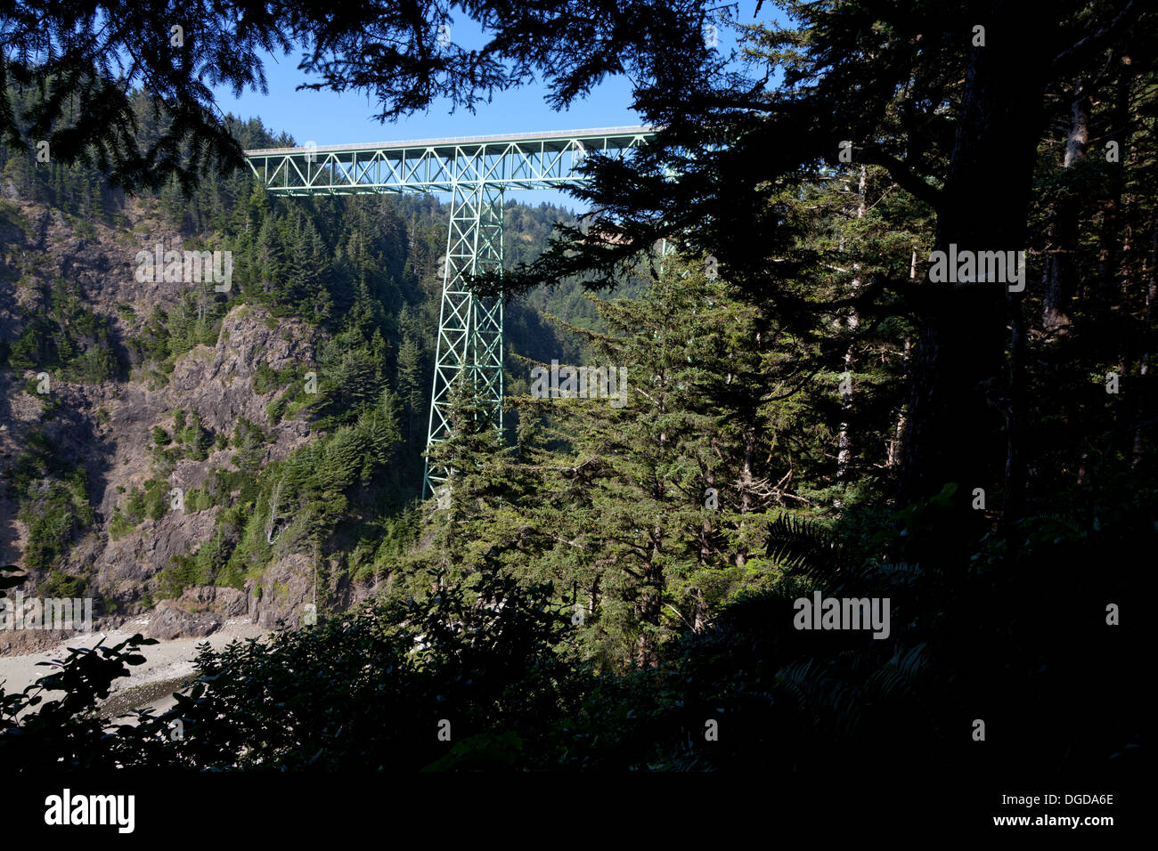 Thomas Creek Bridge sur la route 101 au nord de Brookings, Oregon, est un 345 pieds de haut pont Warren Truss Bridge. Banque D'Images