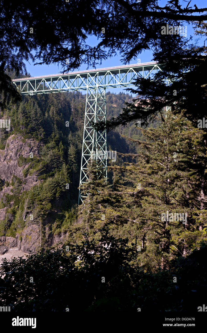 Thomas Creek Bridge sur la route 101 au nord de Brookings, Oregon, est un 345 pieds de haut pont Warren Truss Bridge. Banque D'Images